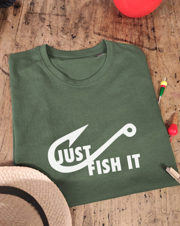 Tshirt kaki de pêche humour : Just fish it. Parodie de Nike avec Just do it