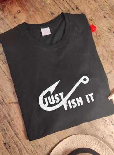 Tshirt noir de pêche humour : Just fish it. Parodie de Nike avec Just do it