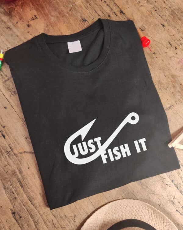 Tshirt noir de pêche humour : Just fish it. Parodie de Nike avec Just do it