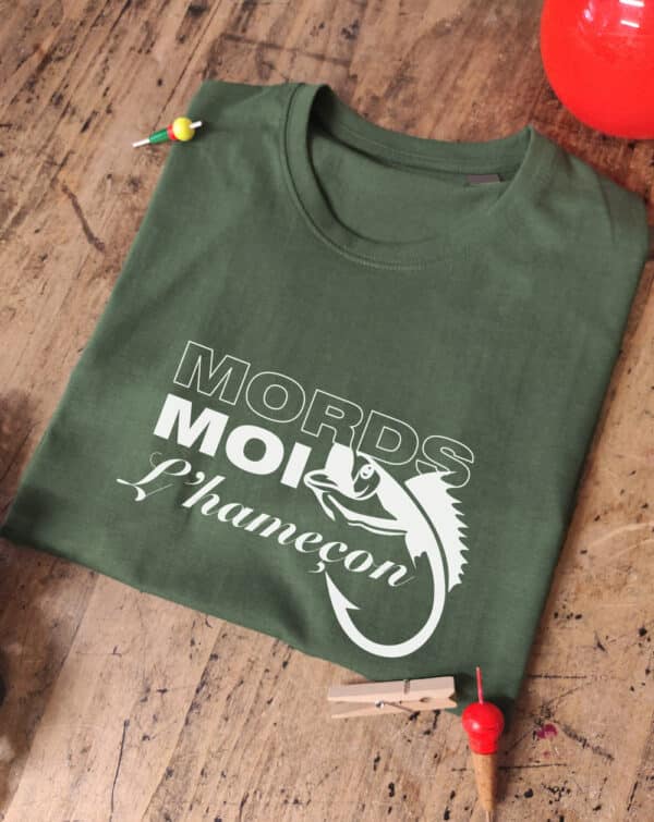 T-shirt kaki de pêche humour : Mords-moi l'hameçon