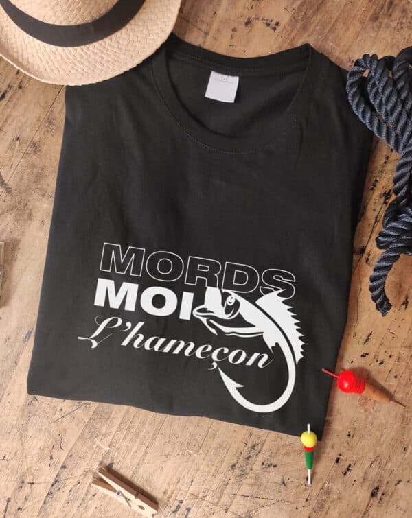 T-shirt noir de pêche humour : Mords-moi l'hameçon