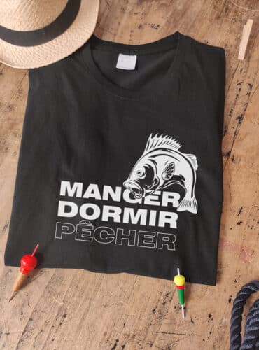 T-shirt noir de pêche : Manger, Dormir et Pêcher avec un poisson illustré