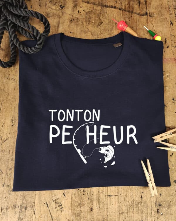 T-shirt de pêcheur à personnaliser, "TonTon pêcheur" avec une canne à pêche et une prise