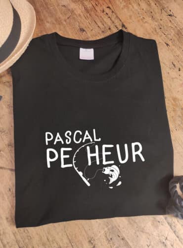 T-shirt de pêcheur à personnaliser, "Pascal pêcheur" avec une canne à pêche et une prise