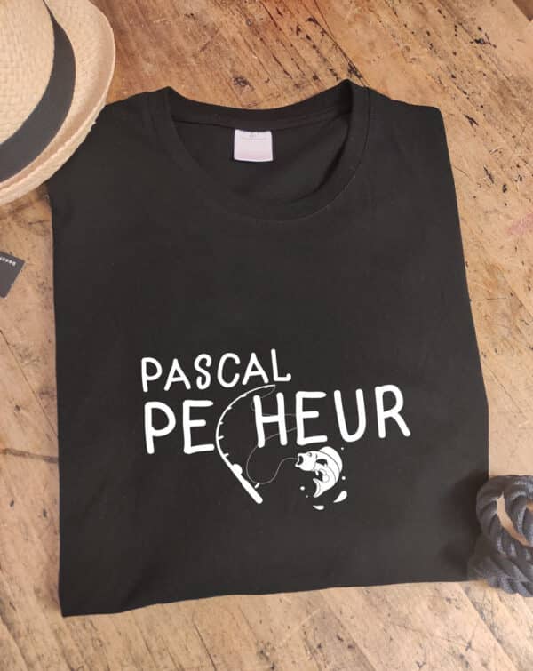 T-shirt de pêcheur à personnaliser, "Pascal pêcheur" avec une canne à pêche et une prise