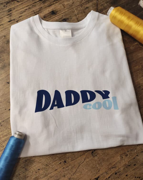 T-shirt blanc Daddy Cool imprimé en deux bleus différents