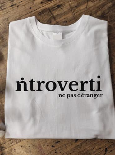 T-shirt blanc de soirée pour introverti ne pas déranger