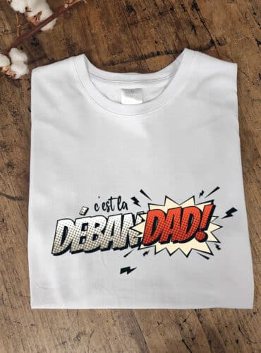 T-shirt blanc pour la fête des pères avec un jeu de mot "C'est la débanDAD" avec un effet cartoon