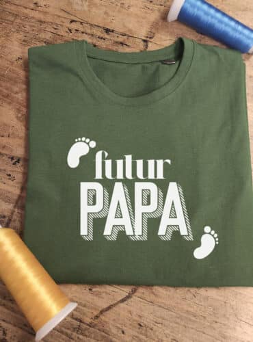 T-shirt vert kaki pour futur papa avec les empreintes de pieds d'un nouveau né