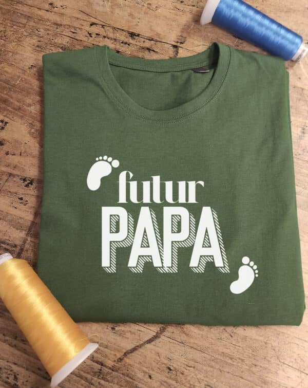 T-shirt vert kaki pour futur papa avec les empreintes de pieds d'un nouveau né