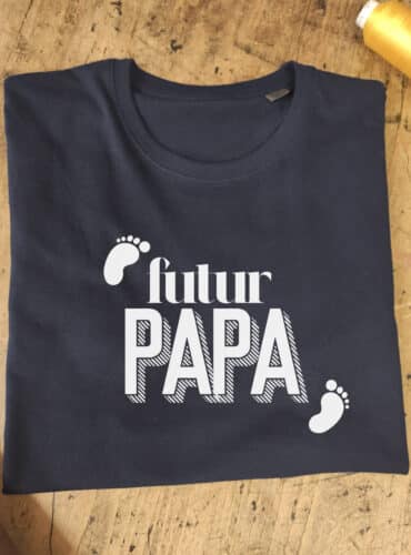 T-shirt bleu marine pour futur papa avec les empreintes de pieds d'un nouveau né