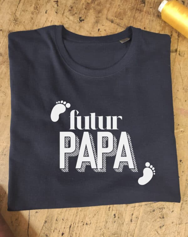 T-shirt bleu marine pour futur papa avec les empreintes de pieds d'un nouveau né
